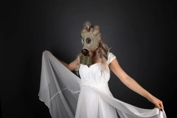 Vrouw Trouwjurk Gasmasker — Stockfoto