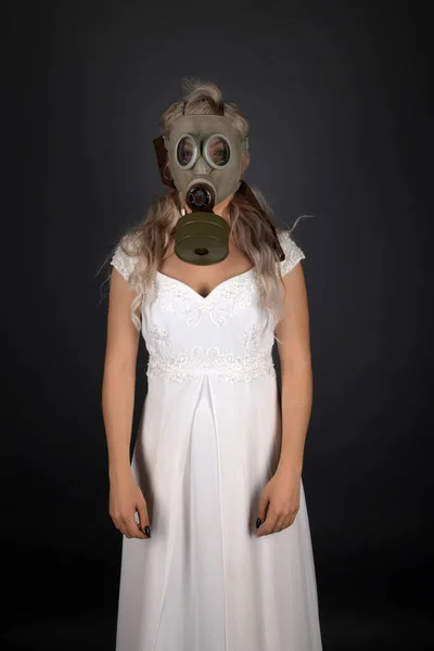 Kvinna Bröllopsklänning Och Gasmask — Stockfoto