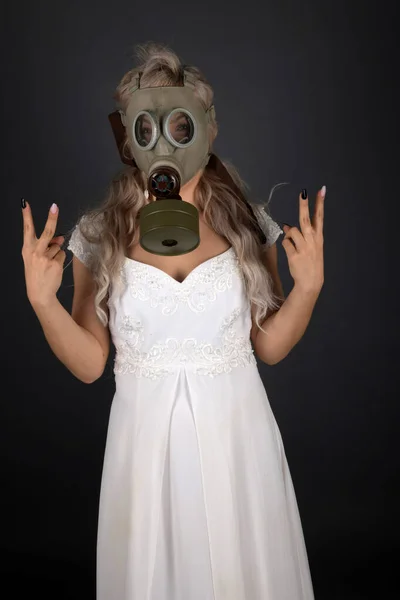 Mulher Vestido Noiva Máscara Gás — Fotografia de Stock