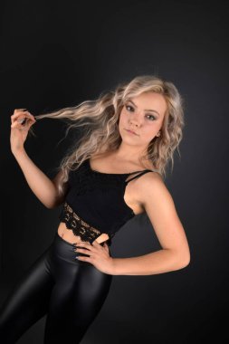 Stüdyoda seksi sarışın pozu