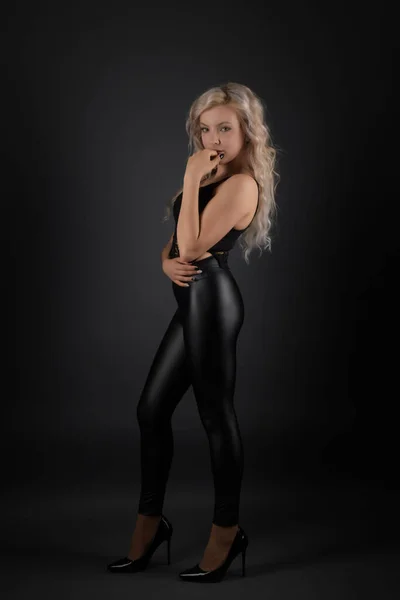 Sexy Blonde Posant Sur Studio — Photo
