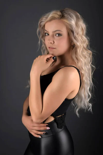 Sexy Blondynka Pozowanie Studio — Zdjęcie stockowe