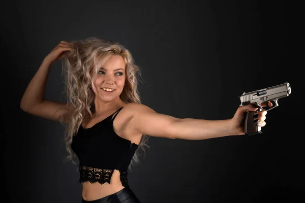 Jovem Mulher Sexy Com Arma — Fotografia de Stock