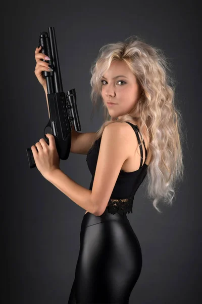 Joven Sexy Mujer Con Pistola — Foto de Stock