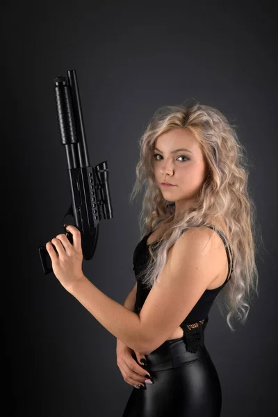 Junge Sexy Frau Mit Waffe — Stockfoto