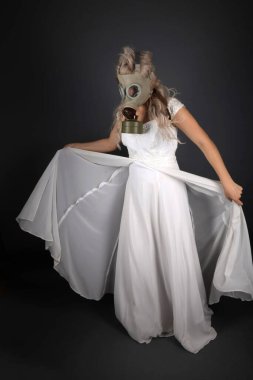 Koruyucu tıbbi maskeli gelin. Koronavirüs döneminde düğün.