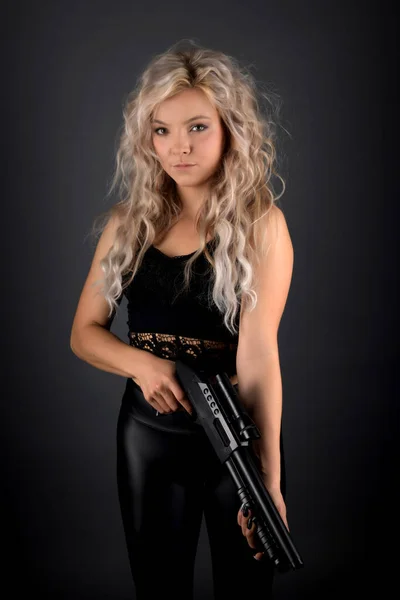 銃を持ったセクシーなブロンド女性 — ストック写真