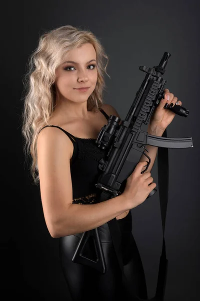 Sexy Blonde Frau Mit Waffe — Stockfoto