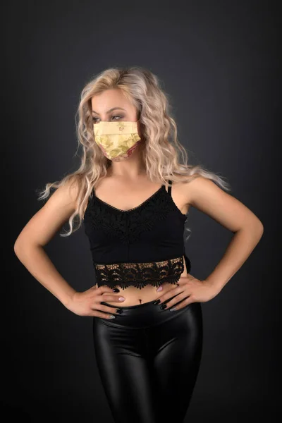 Joven Hermosa Mujer Con Máscara Respiratoria Covid — Foto de Stock