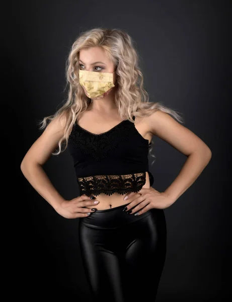 Junge Schöne Frau Mit Atemschutzmaske Covid — Stockfoto