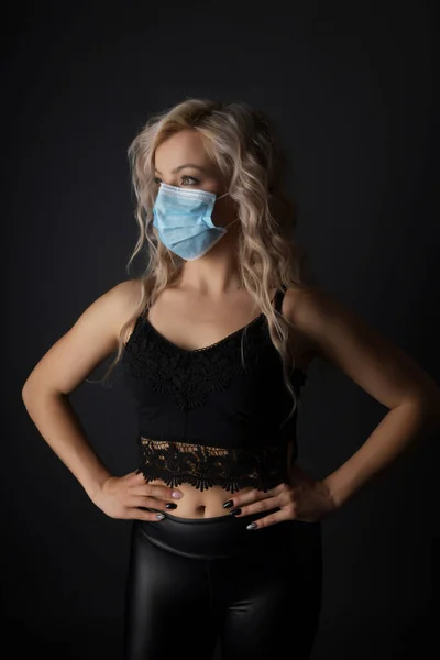 Ung Vacker Kvinna Med Respirator Mask Sammanlagt — Stockfoto