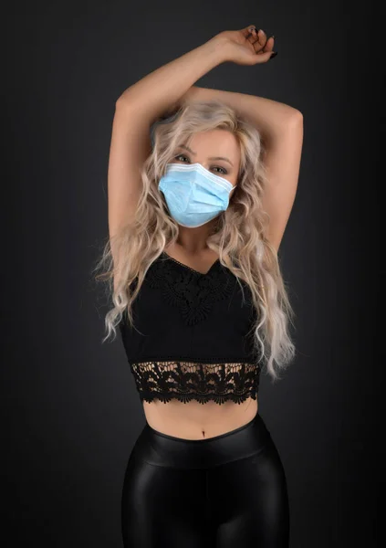 Ung Vacker Kvinna Med Respirator Mask Sammanlagt — Stockfoto