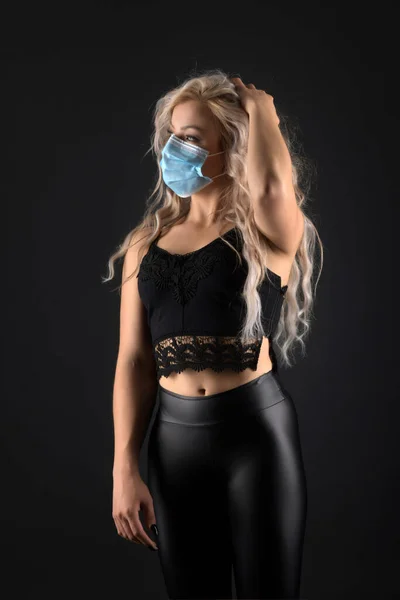 Mladá Krásná Žena Dýchací Maskou Covid — Stock fotografie