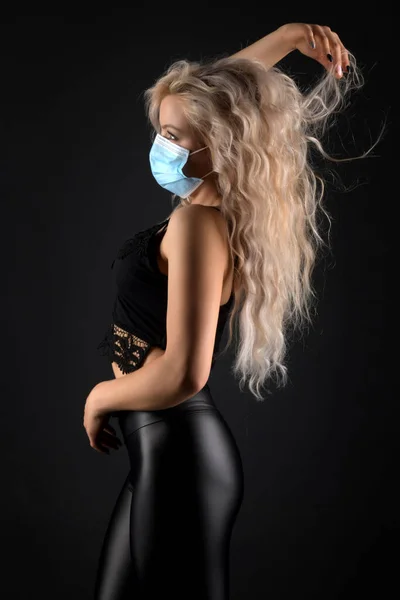 Mladá Krásná Žena Dýchací Maskou Covid — Stock fotografie