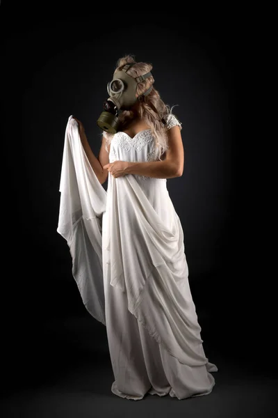 新娘戴着防护性口罩 在验尸官时期结婚 — 图库照片