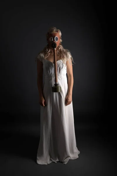 Bruid Beschermende Medische Maskers Bruiloft Tijdens Coronavirusperiode — Stockfoto
