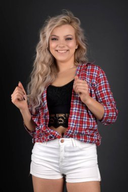 Seksi, genç, şık, sarışın, uzun saçlı kadın.