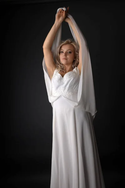 Όμορφη Νεαρή Κοπέλα Ιπτάμενο Λευκό Φόρεμα Ύφασμα Ροής — Φωτογραφία Αρχείου