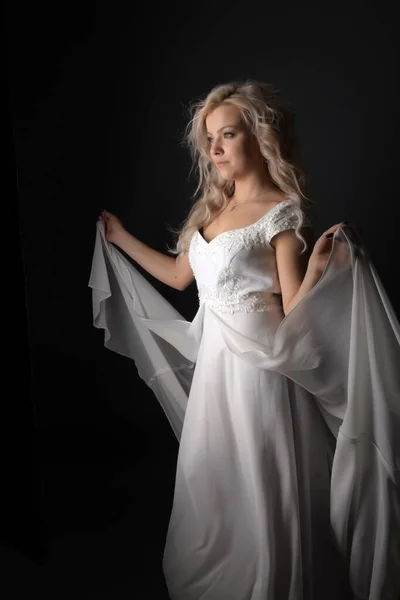 Красивая Молодая Девушка Белом Платье Потекающая Ткань — стоковое фото