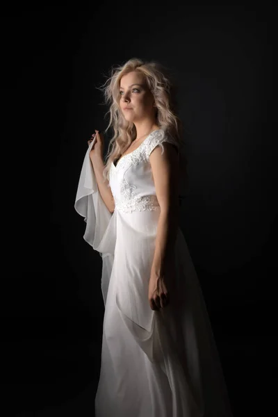 Όμορφη Νεαρή Κοπέλα Ιπτάμενο Λευκό Φόρεμα Ύφασμα Ροής — Φωτογραφία Αρχείου