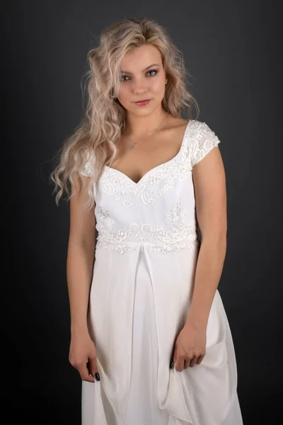 Piękna Młoda Dziewczyna Latającej Białej Sukience — Zdjęcie stockowe