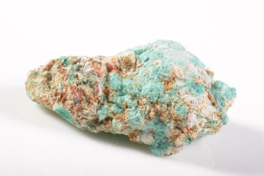 beyaz arkaplanda makro mineral taşı