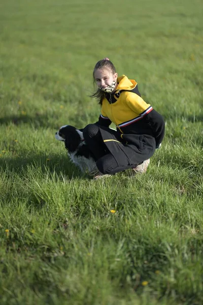 Ragazza Con Suo Cane Nel Parco — Foto Stock