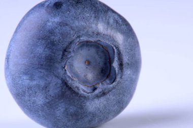 Yabanmersini. Beyaz arka planda taze çiğ böğürtlen. Kırpma yolu ile. Koleksiyon.