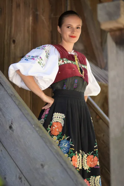 Szlovák Folklórtáncos Hagyományos Folklórjelmezben — Stock Fotó