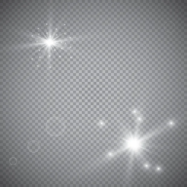 Set van stralend licht geïsoleerd op een transparante achtergrond. De flitser flitsen met stralen en een zoeklicht. Lichteffect van gloed. De star flitste met sparkles. — Stockvector