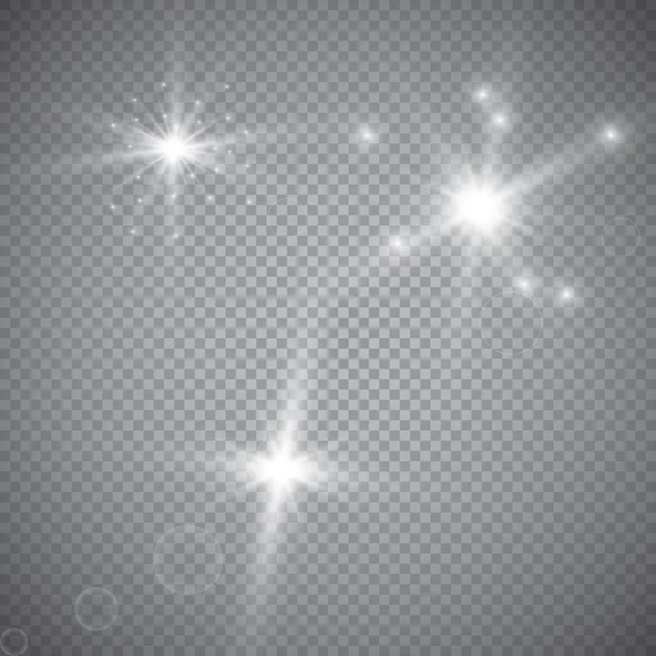 Set van stralend licht geïsoleerd op een transparante achtergrond. De flitser flitsen met stralen en een zoeklicht. Lichteffect van gloed. De star flitste met sparkles. — Stockvector