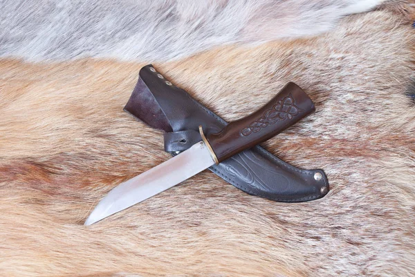 Sharp hunting knife — Stock Photo, Image