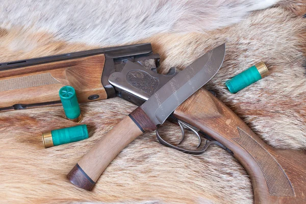 Hunting gun and knife — Stock Photo, Image