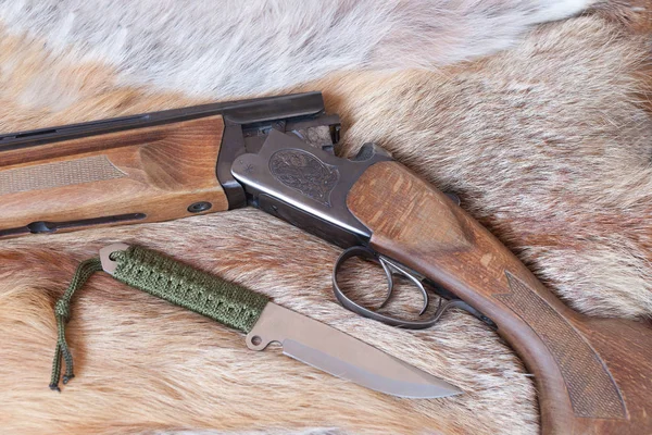 Hunting gun and knife — Stock Photo, Image