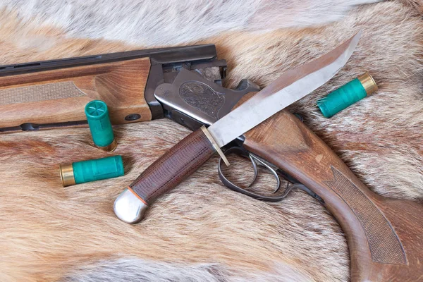 ปืนล่าสัตว์และมีด — ภาพถ่ายสต็อก