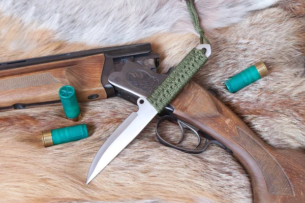 Arma de caza y cuchillo — Foto de Stock