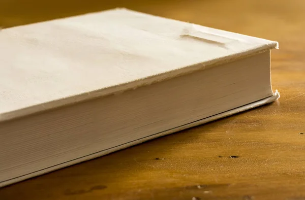 Beyaz ön kapak ile eski kitap