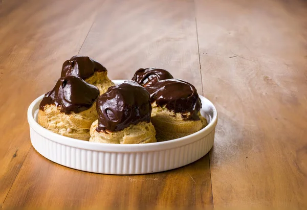 Pasta çikolata tepesi ile