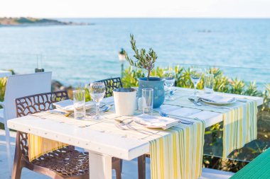 Turkuaz suyu olan güzel bir tropikal restoran ve sahil. Korfu Adası, Yunanistan.