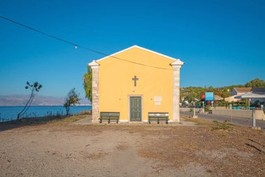 Yunanistan 'ın Korfu Adası sahilinde eski sarı bir kilise.