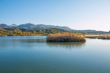 Korfu 'da (Yunanistan) Sidari yakınlarında Costaline. Ziyaret etmek için en iyi yer. Arkaplanda binalar
