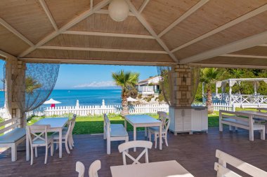 Turkuaz suyu olan güzel bir tropikal restoran ve sahil. Korfu Adası, Yunanistan.