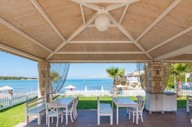 Turkuaz suyu olan güzel bir tropikal restoran ve sahil. Korfu Adası, Yunanistan.