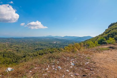 Bir dağ vadisinde köy manzarası. Dağ manzarası. Korfu, Yunanistan