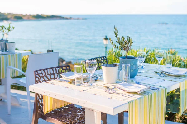 Turkuaz suyu olan güzel bir tropikal restoran ve sahil. Korfu Adası, Yunanistan.