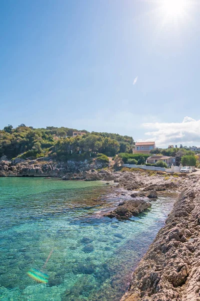 Yazın Rocky Sahili Manzarası Turkuaz Rengi Deniz Suyu Korfu Yunanistan — Stok fotoğraf