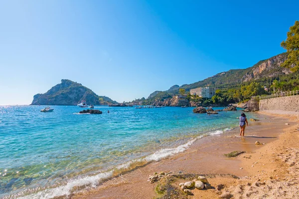 Barcos Perto Costa Rochosa Ilha Corfu Água Cristalina Turquesa Fotografia — Fotografia de Stock