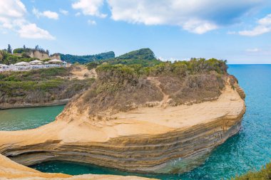 Ünlü Aşk Kanalı 'nın (Canal d' Amour) renkli bahar manzarası. İyon Denizi 'nin parlak sabah deniz manzarası. Korfu Adası, Yunanistan, Avrupa 'nın inanılmaz manzarası. Doğa konseptinin güzelliği