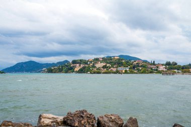 Vlacherna Manastırı yakınlarındaki Korfu Kasabası 'nın sahil şeridine bakın. Yunanistan