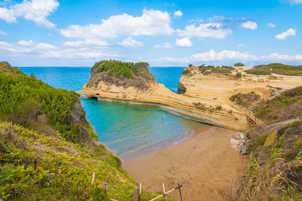 Ünlü Aşk Kanalı 'nın (Canal d' Amour) renkli bahar manzarası. İyon Denizi 'nin parlak sabah deniz manzarası. Korfu Adası, Yunanistan, Avrupa 'nın inanılmaz manzarası. Doğa konseptinin güzelliği